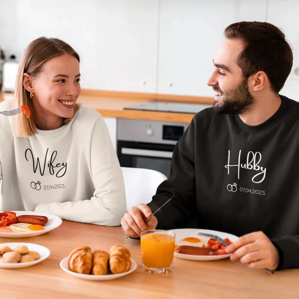 gepersonaliseerd cadeau huwelijk, matching truien, trouwdatum, gepersonaliseerde trui, gepersonaliseerd huwelijkscadeau, bruid en bruidegom, echtgenoot en echtgenote, toekomstige echtgenoot en echtgenote